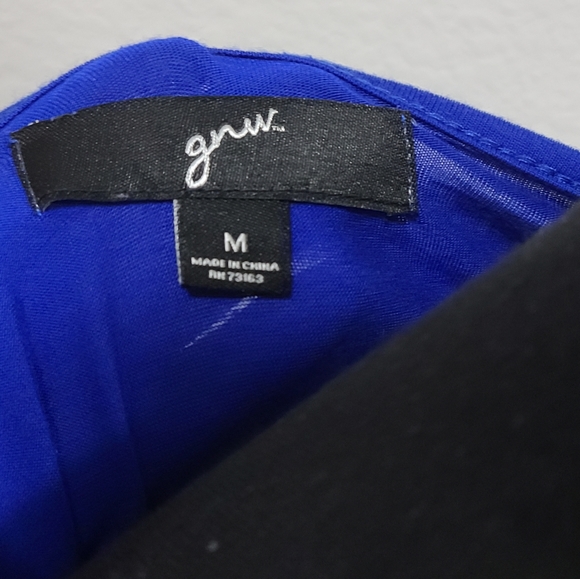 Shirt with detailed sleeve - Picture 3 of 3